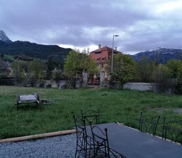 Barcelonnette House | Maison dans parc clôturé
