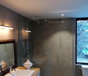 Barcelonnette House | Maison dans parc clôturé