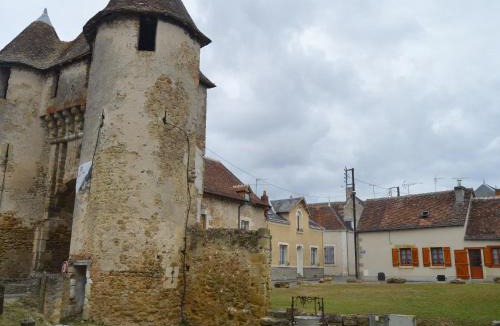 Levroux House | Maison de Bourg Rénovée avec Jardin et Salle de Jeux à Levroux - FR-1-591-204