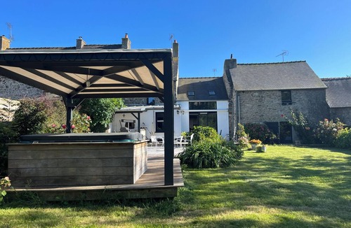 La Ville-es-Nonais House | Maison de Campagne Avec Jacuzzi à 300 m de la Rance et 12 mn de St-malo