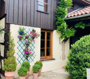 La Neuville-aux-Bois House | Maison de campagne avec cheminée et extérieur