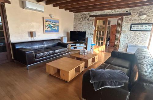 Nanteuil-en-Vallee Ski Chalet | Maison de campagne