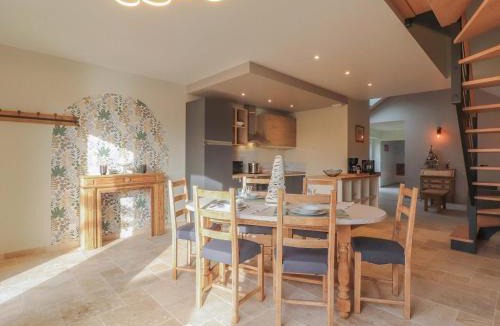 Domfront en Poiraie House | Maison de campagne, animaux sur demande - 4 pers. - FR-1-497-258