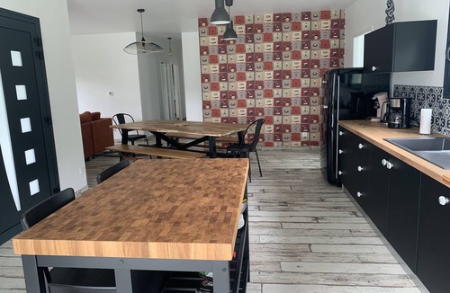 Jullouville House | Maison de Campagne à 10 Minutes de la Plage, Dans un Endroit Calme