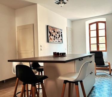 Nant Apartment | Maison de caractère rénovée, au calme, 8 personnes