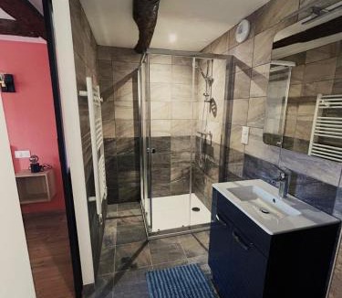 Nant Apartment | Maison de caractère rénovée, au calme, 8 personnes