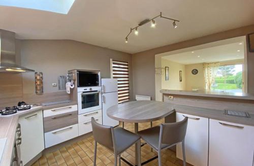 Saint-Mars-d'Egrenne House | Maison de charme en granit avec jardin clos, tout inclus, près de Domfront - FR-1-497-190