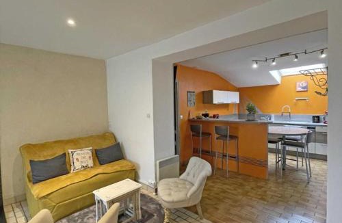 Saint-Mars-d'Egrenne House | Maison de charme en granit avec jardin clos, tout inclus, près de Domfront - FR-1-497-190