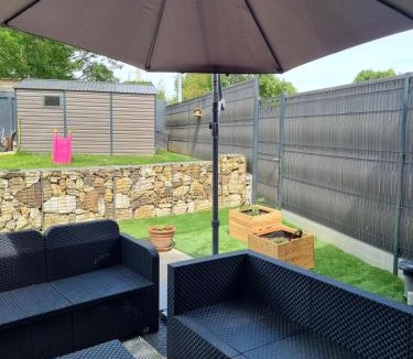 Guipel Villa | Maison de Charme avec Jacuzzi & Jardin