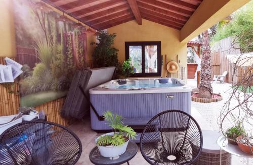 Cuers House | Maison de Charme en couleurs