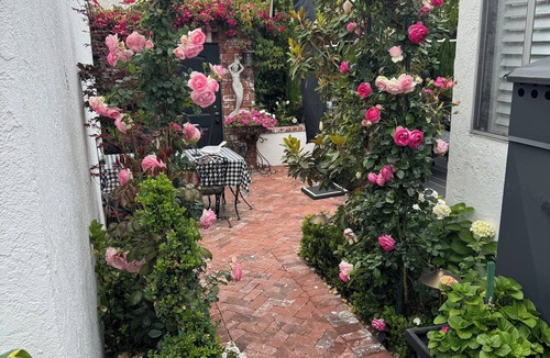 Belmont Shore House | MAISON DE FLEURS, BELMONT FAVORITE PRIVATE YARD, GARAGE + A/C - BOOK NOW