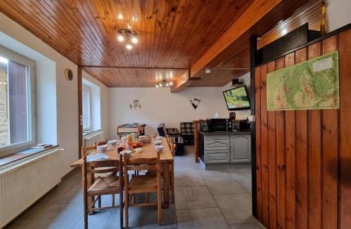 Chalmazel-Jeansagniere House | Maison de village en pierres à Chalmazel, idéale pour la nature - FR-1-496-381
