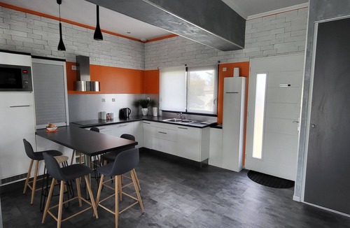 Chasseneuil-du-Poitou House | Maison de Vacances climatisée avec terrasse privée à 3km du Futuroscope