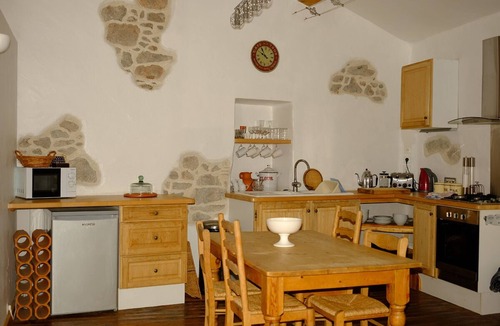 Ferrals-les-Corbieres Apartment | Maison de la Roche Upper Gite Jardin Violet