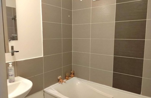 Saint-Denis-les-Bourg Apartment | MAISON DE L'EXCELLENCE 3 BEDROOMS