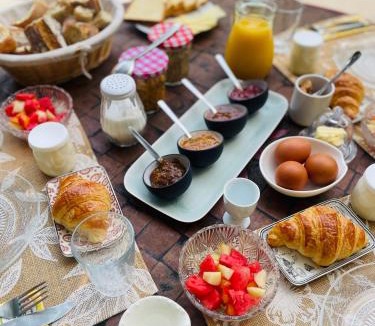 Saint-Julien-de-Peyrolas Bed & Breakfast | Maison des Bourgades