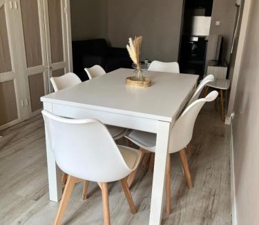 Saint-Pierre-le-Moutier Apartment | Maison de ville - 8 couchages