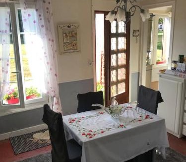 Harcanville House | Maison de gardien , manoir de Pichemont, » la maison des écureuils »