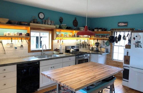 Corinth House | Maison de LaMontagne: Unique hill top home with stunning views in Corinth