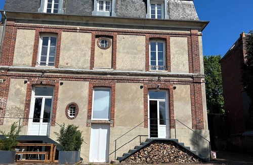Lisieux Apartment | Maison de Maître en Centre Ville Avec un Grand Jardin Ensoleillé !
