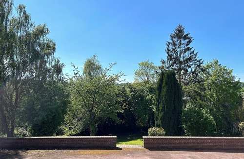 Lisieux Apartment | Maison de Maître en Centre Ville Avec un Grand Jardin Ensoleillé !