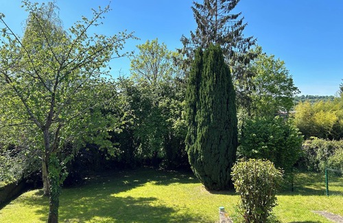 Lisieux Apartment | Maison de Maître en Centre Ville Avec un Grand Jardin Ensoleillé !