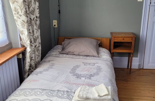 Coulonces Bed & Breakfast | Maison de Maître, Grandes Surfaces Lumineuses, Beau Jardin et Parking 6 Voitures