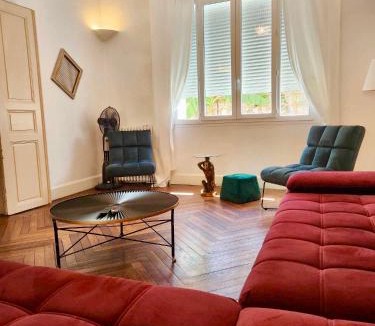 Castelnaudary House | Maison de Maître L Oustal des Halles avec salle de cinéma, billard & Jacuzzi