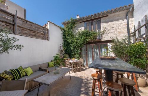 Aigues-Mortes Medieval City Bed & Breakfast | Maison De Mon Père