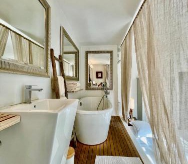 Aigues-Mortes Medieval City Bed & Breakfast | Maison De Mon Père