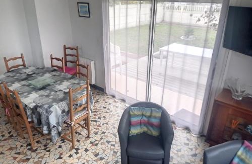 Jullouville House | Maison de plain-pied avec terrasse, centre ville, à 150m de la plage - FR-1-361-334