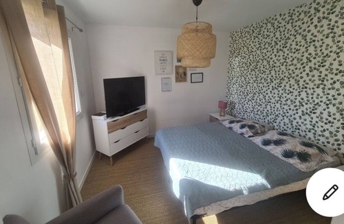 Commelle-Vernay House | Maison de Plein Pied