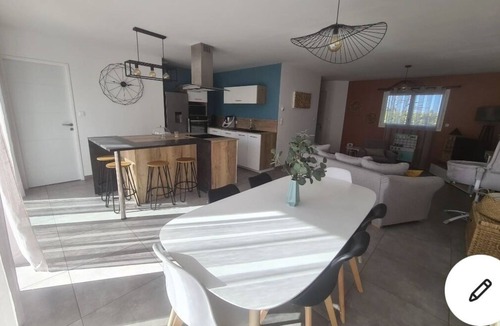 Commelle-Vernay House | Maison de Plein Pied