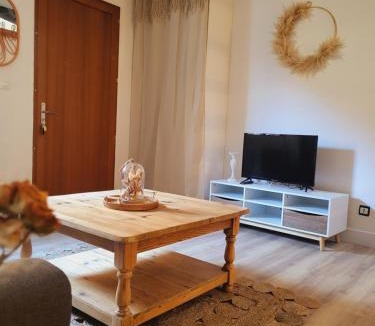 Viviers-les-Montagnes Apartment | Maison de village Décoration bohème 6 couchages