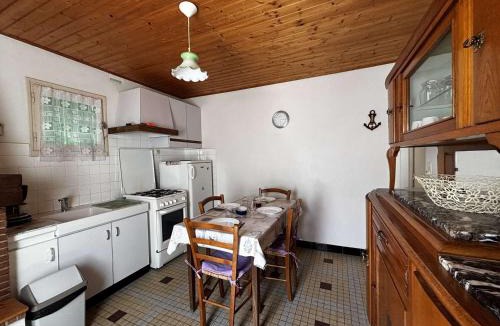 Saint-Jean-de-Monts House | Maison de vacances 3 pièces, 4 couchages à 1000 m de l'océan, cadre paisible avec cour et parking - FR-1-224C-63