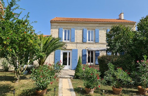 Saint-Mard House | Maison de Vacances en Pierre Avec Piscine