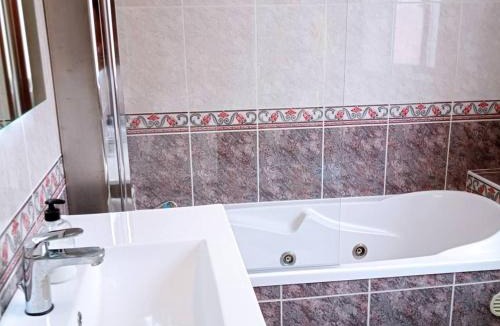 Le Chateau House | Maison de village climatisée, terrasse, 6-8 pers, Canet-en-Roussillon - FR-1-696-94