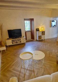 Villeneuve-de-Berg Apartment | Maison de ville en pierre - 6 couchages