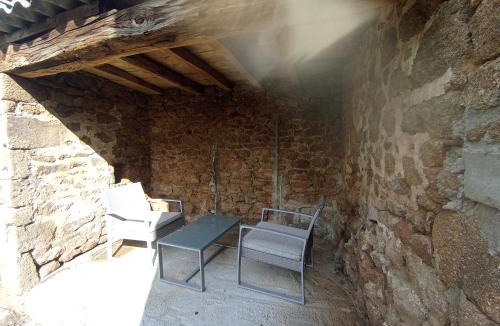 Montreuil-Poulay House | Maison de village à la campagne