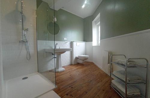 Montreuil-Poulay House | Maison de village à la campagne