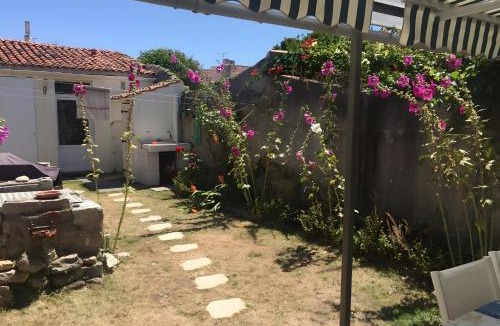 Ile-d'Aix House | Maison de village