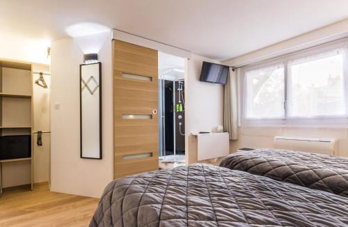 Saint-Nazaire House | Maison de ville à St Nazaire, près du front de mer, climatisée, 3 chambres avec sdb privatives, WiFi - FR-1-306-1203