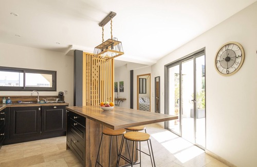 Vedene Villa | Maison des Fleurs - cosy holiday home with private pool in beautiful Vedène