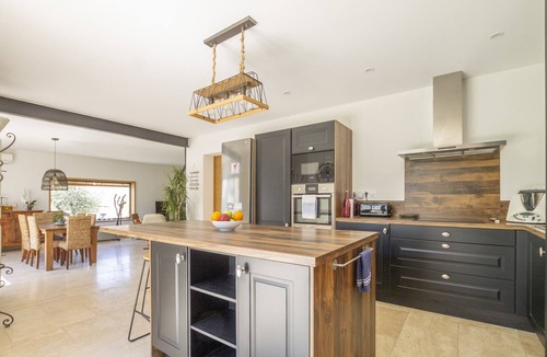 Vedene Villa | Maison des Fleurs - cosy holiday home with private pool in beautiful Vedène