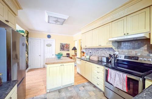 Gay Village Bed & Breakfast | Maison Des Jardins B & B