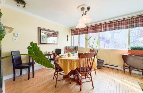 Gay Village Bed & Breakfast | Maison Des Jardins B & B