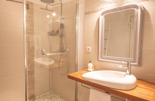 Les Esseintes House | Maison des Quatre Saisons