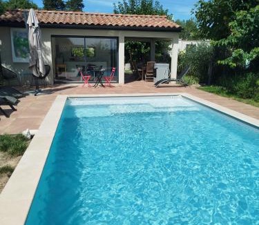 Aigremont Bed & Breakfast | Maison des Romarins Chambre cosy Salle de bain privée , cuisine piscine partagées