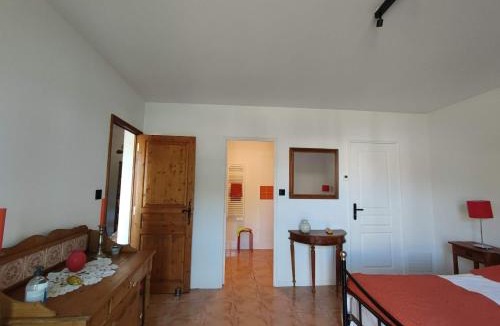 Aigremont Bed & Breakfast | Maison des Romarins Chambre cosy Salle de bain privée , cuisine piscine partagées