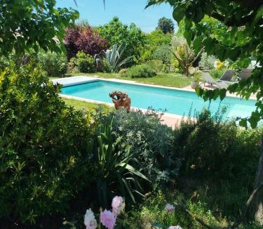 Aigremont Bed & Breakfast | Maison des Romarins Chambre cosy Salle de bain privée , cuisine piscine partagées